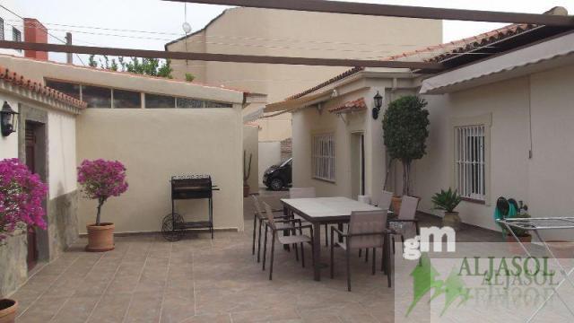 For sale of chalet in Tomares
