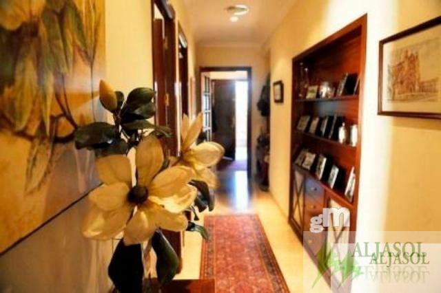For sale of chalet in Tomares