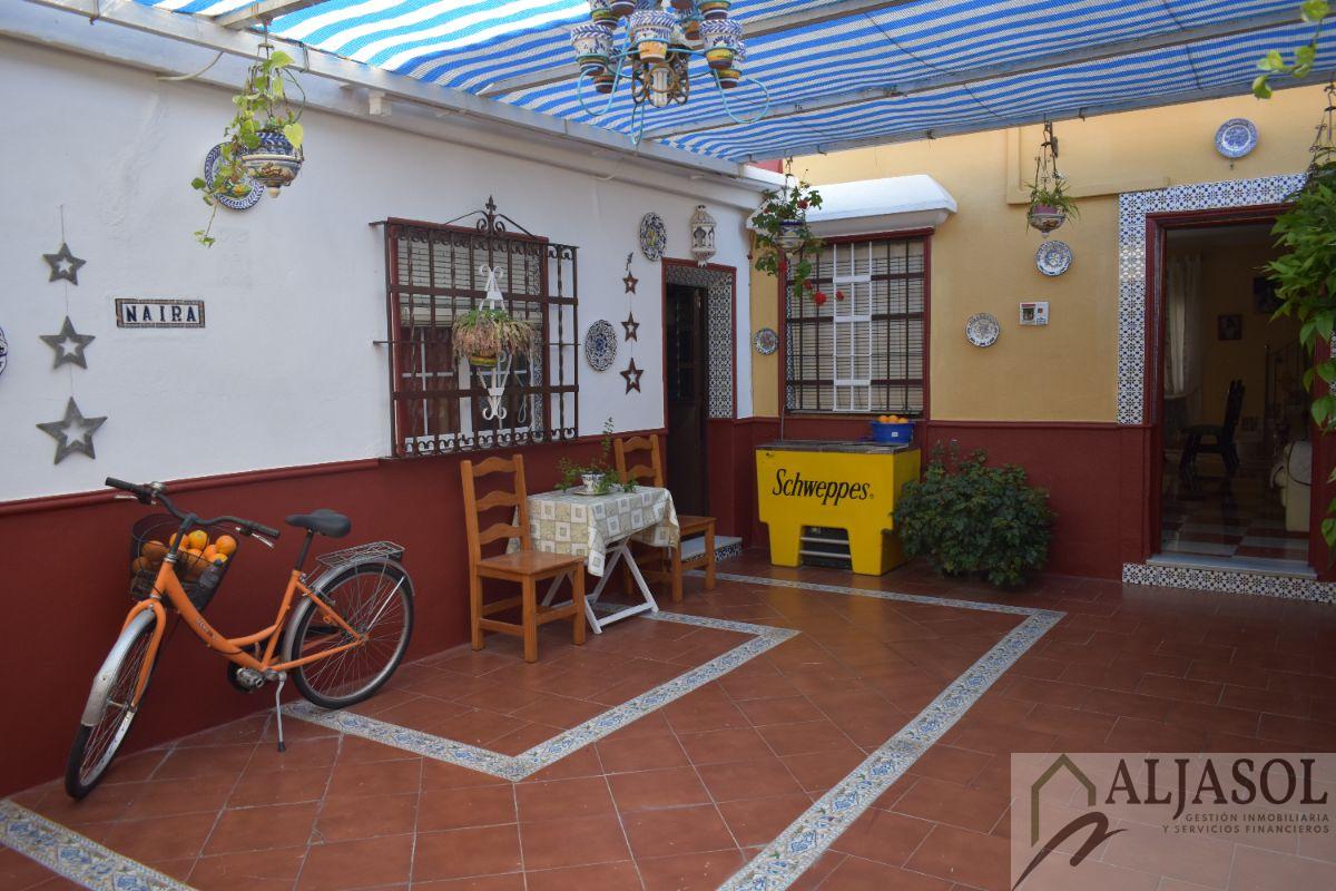 For sale of house in Benacazón