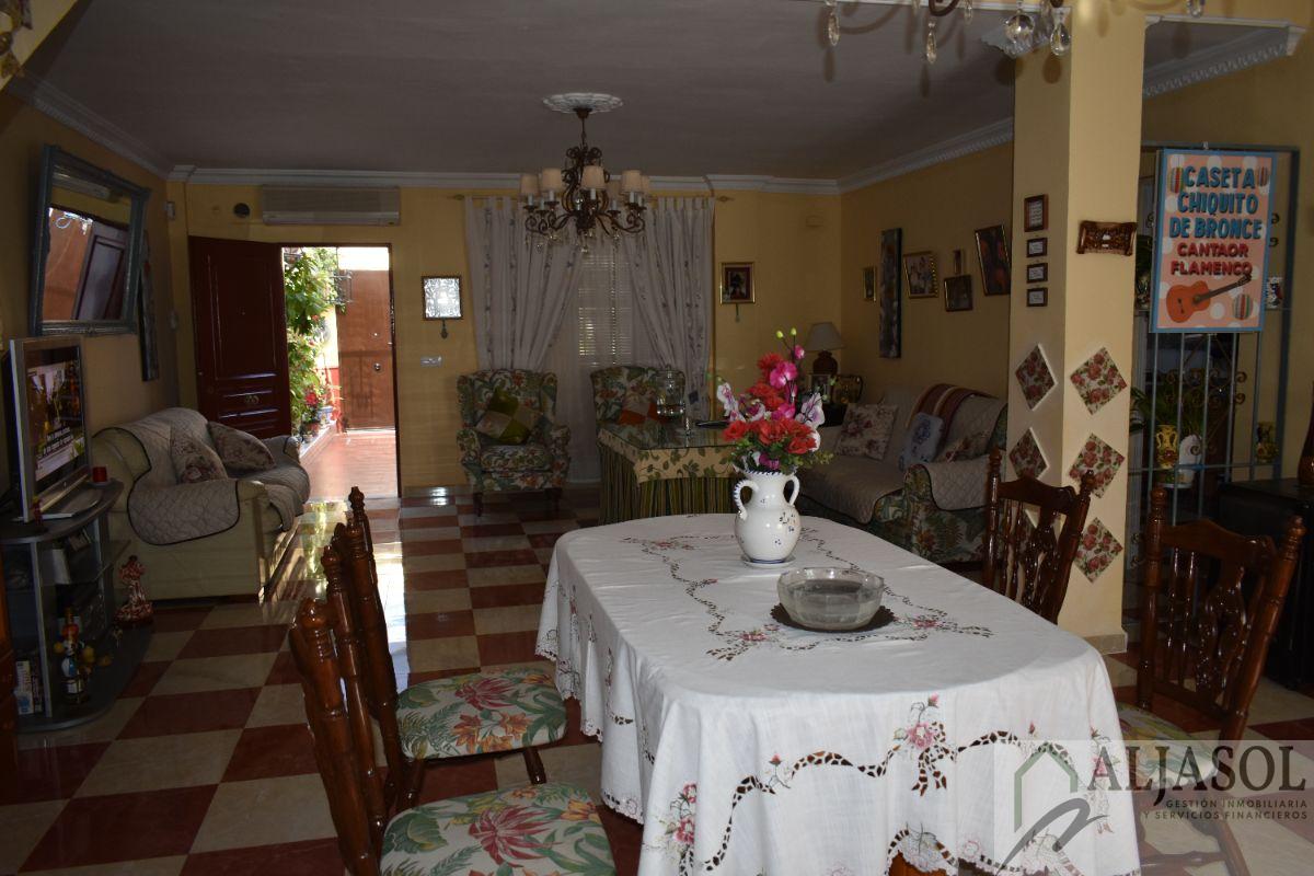 For sale of house in Benacazón