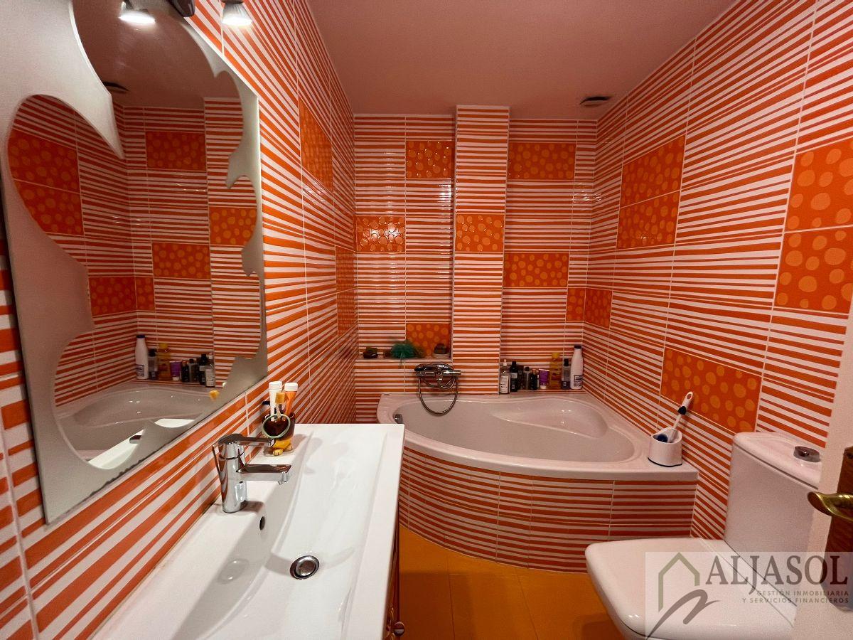 For sale of house in Palomares del Río