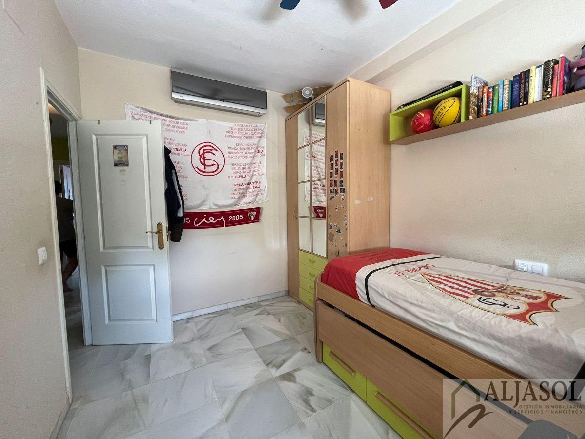 For sale of house in Palomares del Río