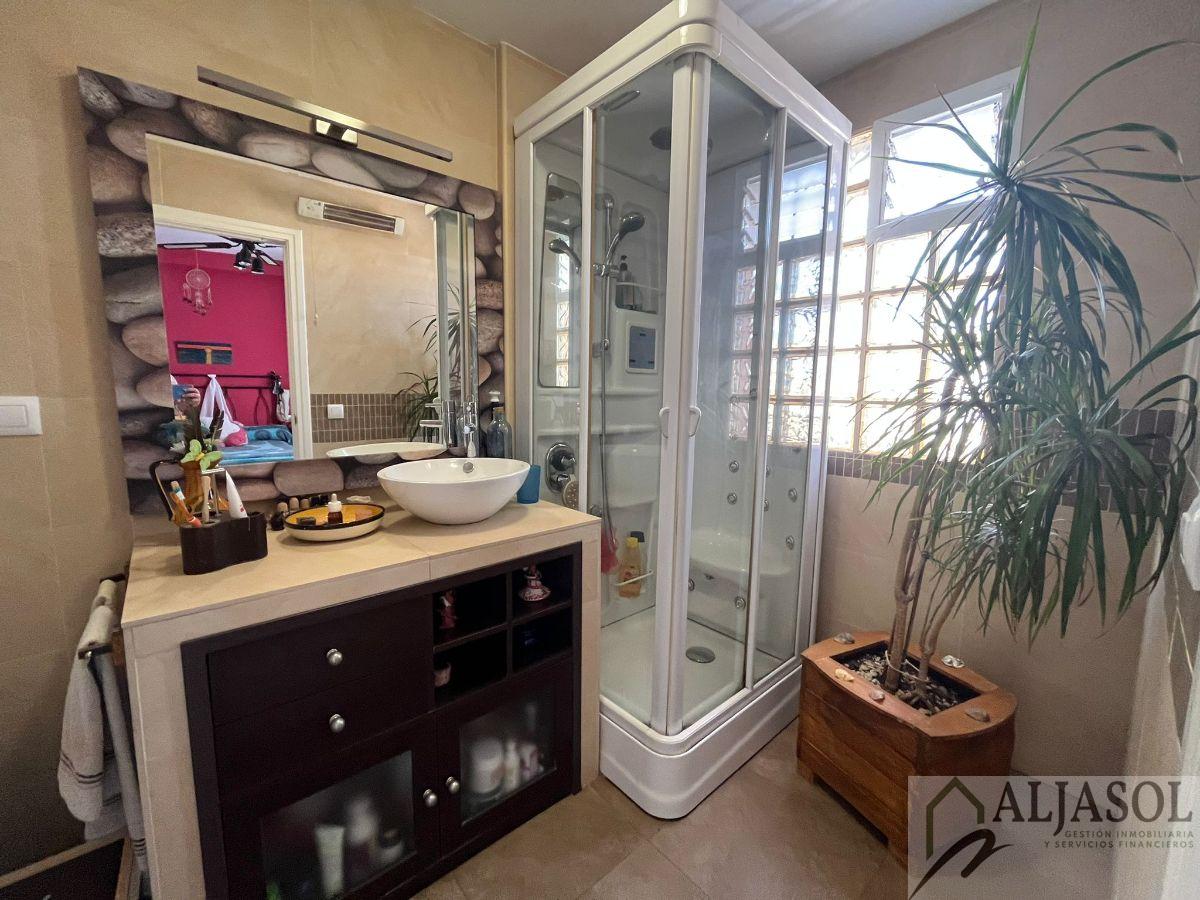 For sale of house in Palomares del Río