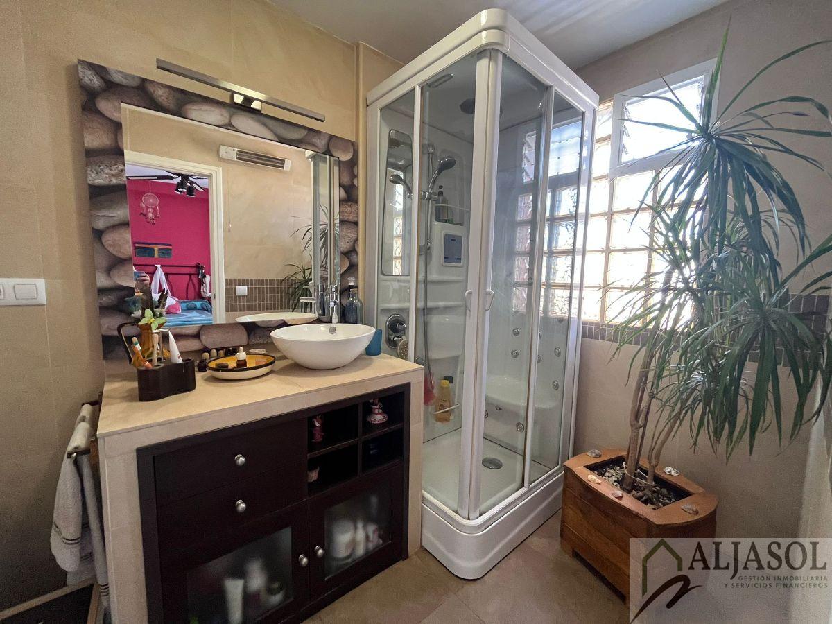 For sale of house in Palomares del Río