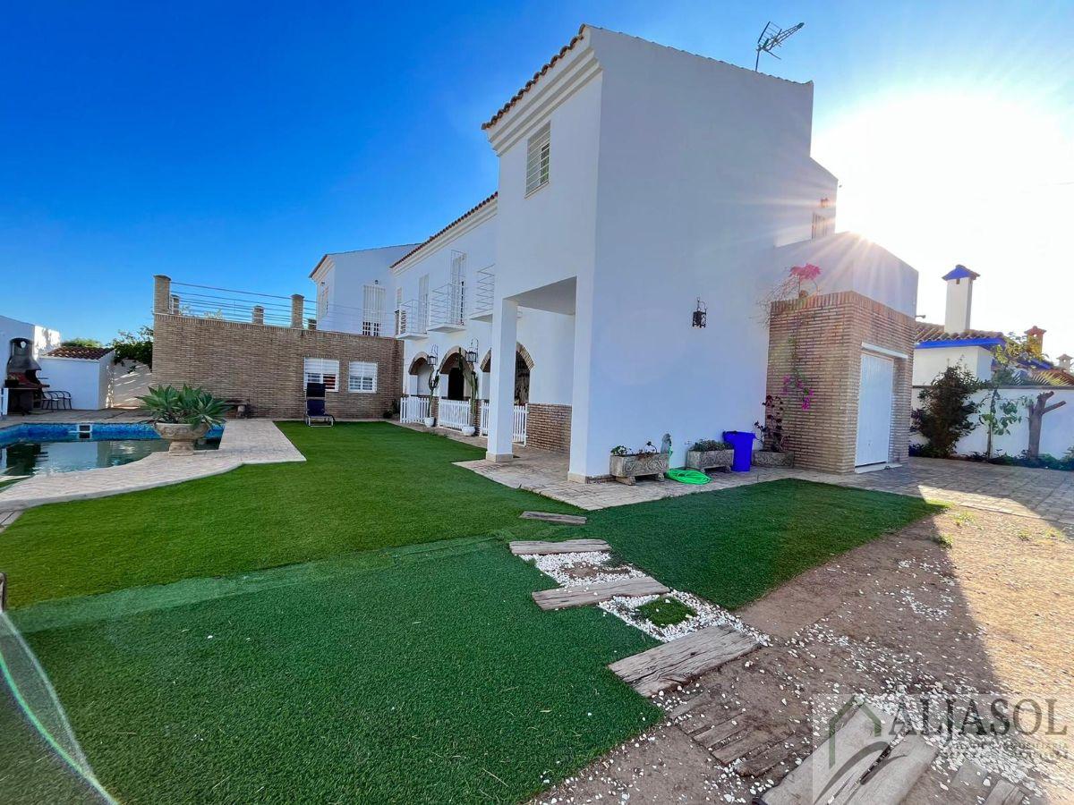 For sale of chalet in Palomares del Río