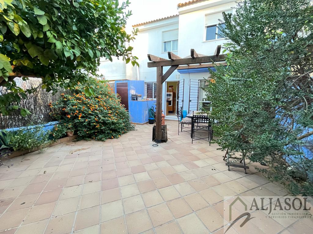 For sale of house in Villanueva del Ariscal