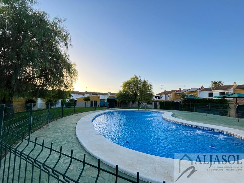 For sale of house in Villanueva del Ariscal
