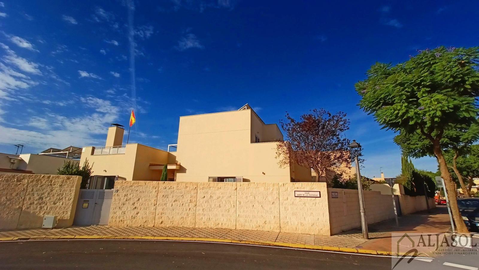 For sale of chalet in Espartinas