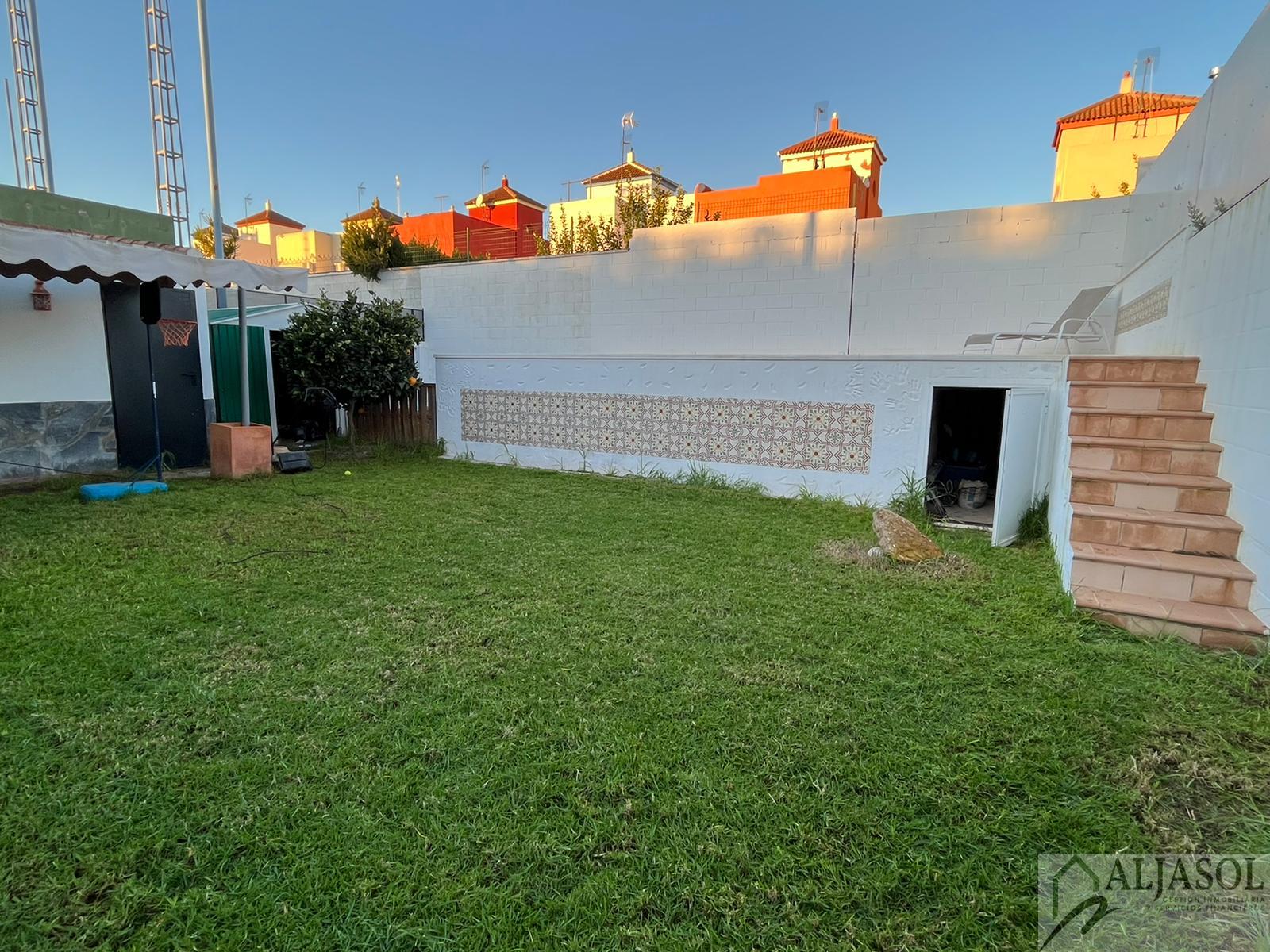 For sale of chalet in Bollullos de la Mitación
