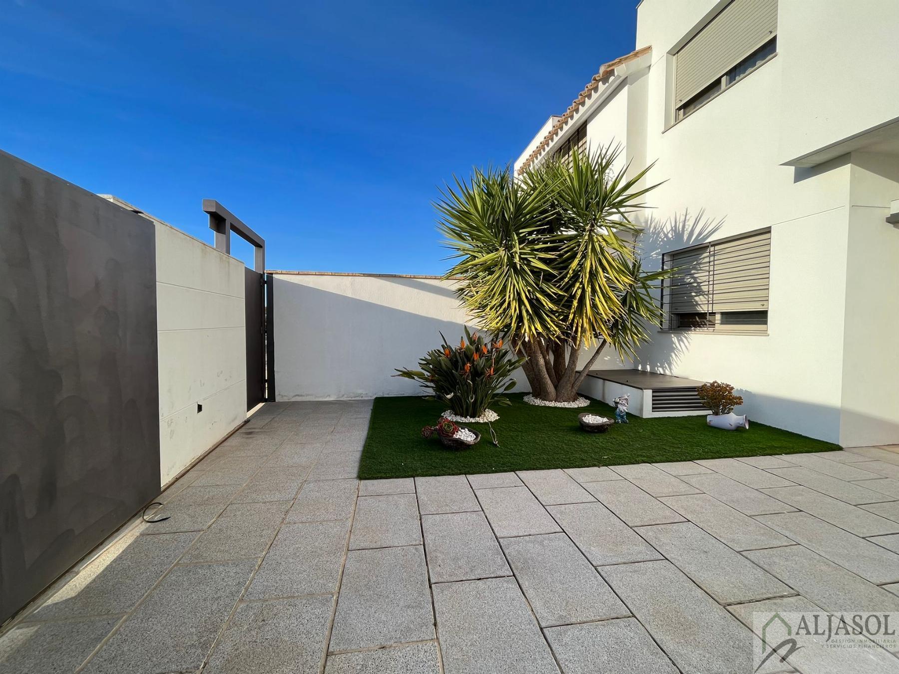 For sale of house in Villanueva del Ariscal