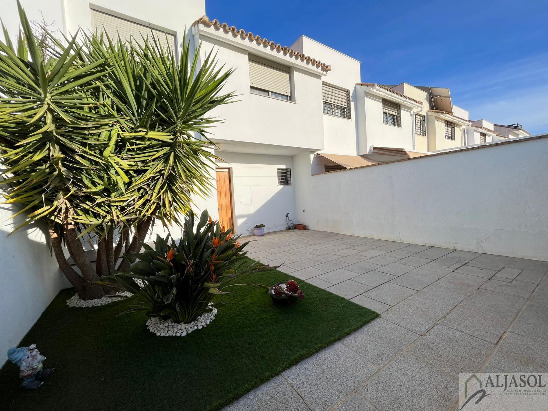 For sale of house in Villanueva del Ariscal