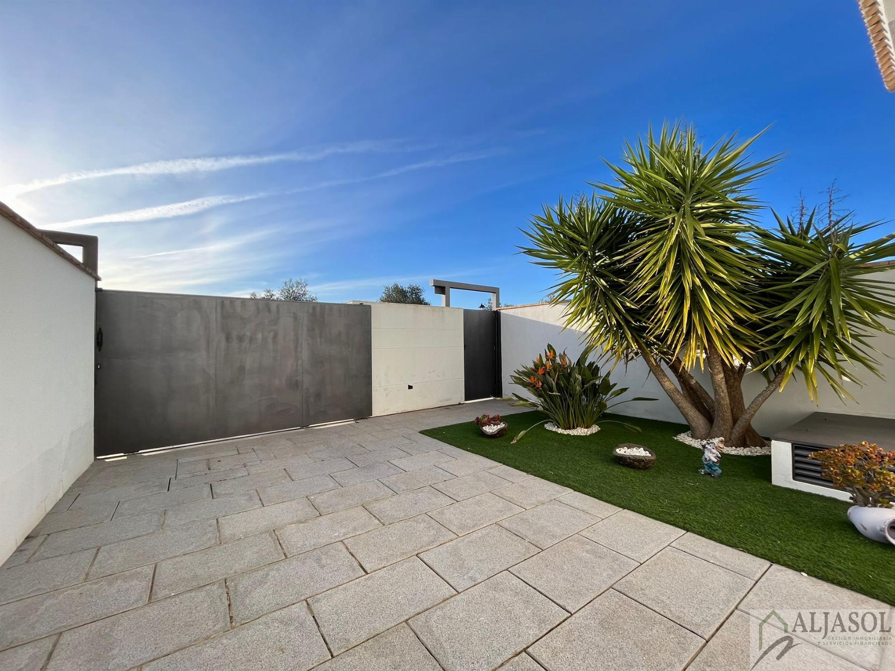 For sale of house in Villanueva del Ariscal