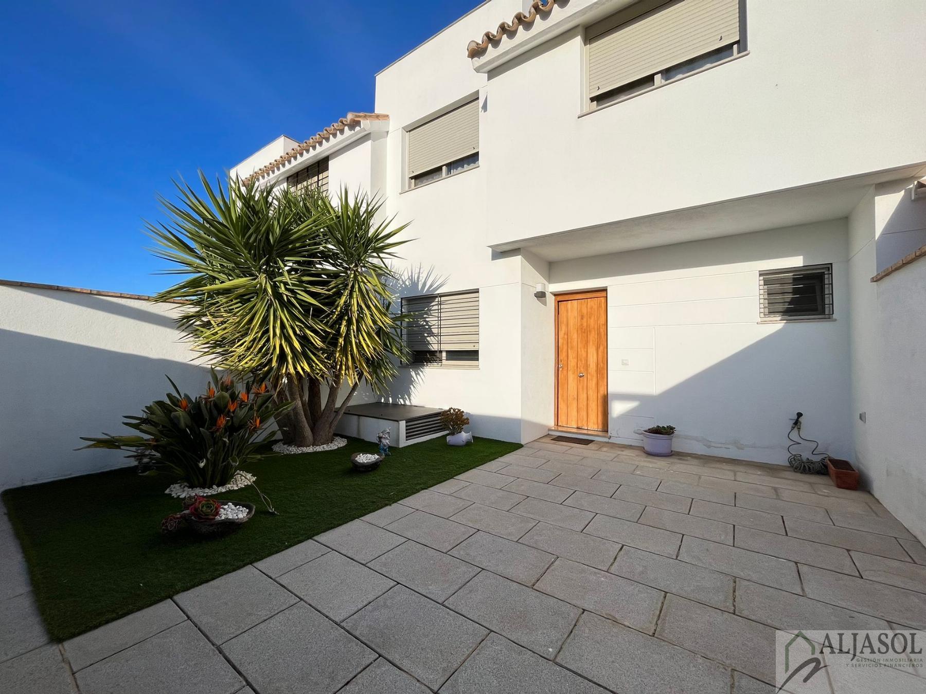 For sale of house in Villanueva del Ariscal