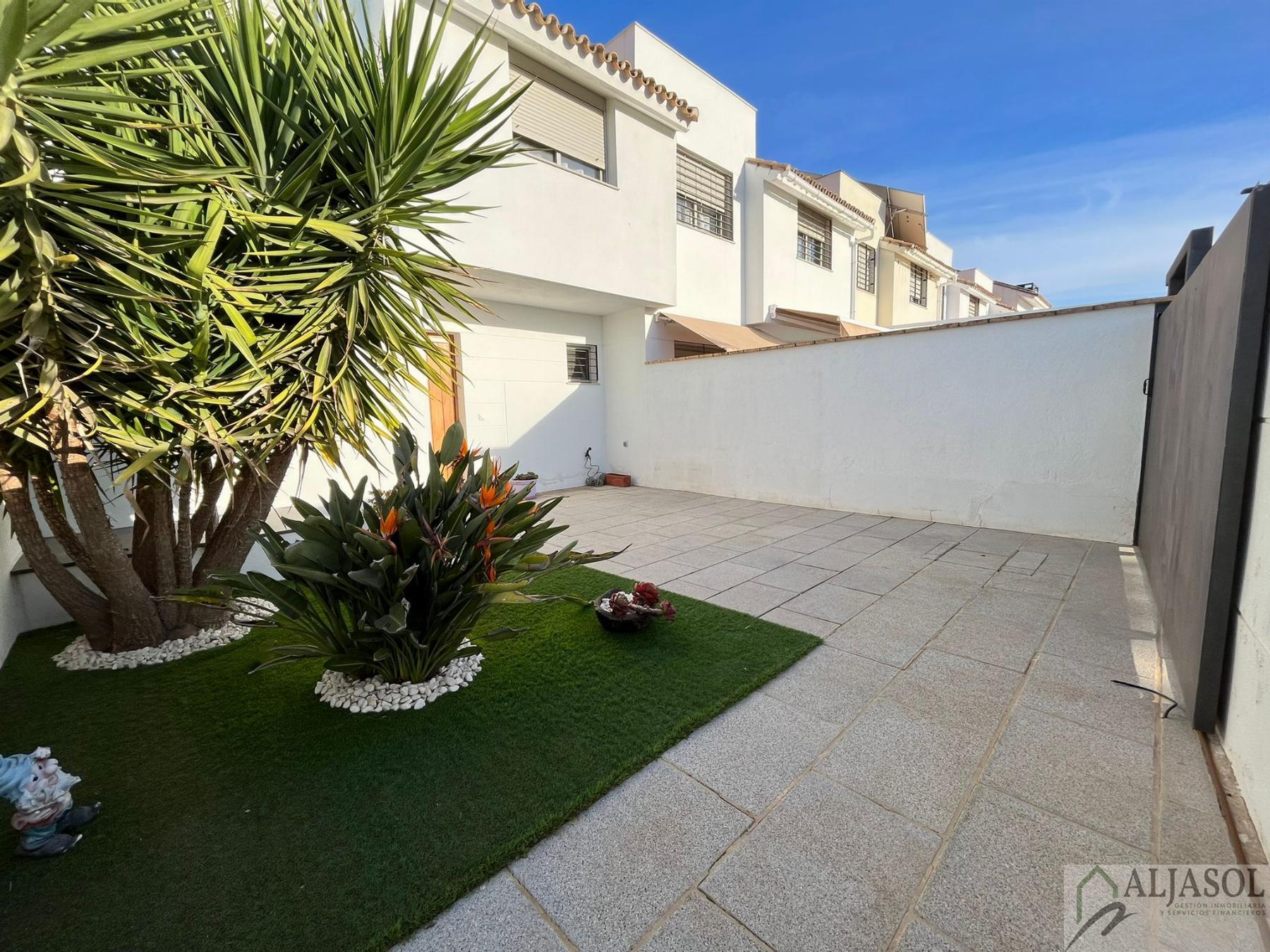 For sale of house in Villanueva del Ariscal