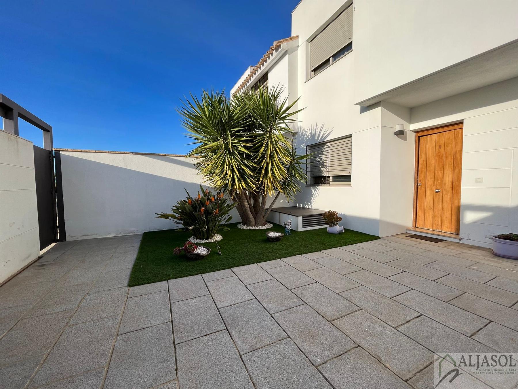 For sale of house in Villanueva del Ariscal