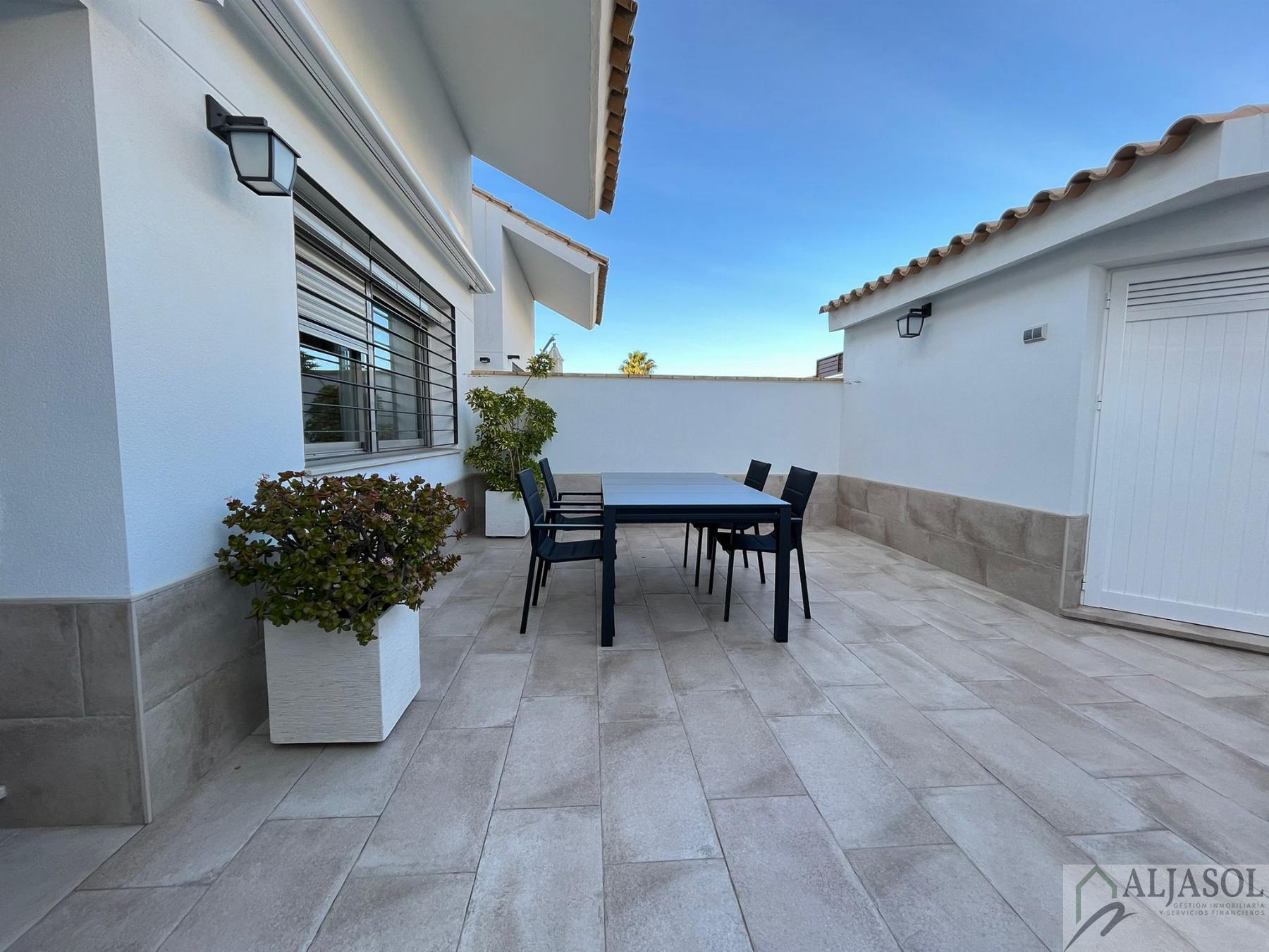 For sale of house in Villanueva del Ariscal