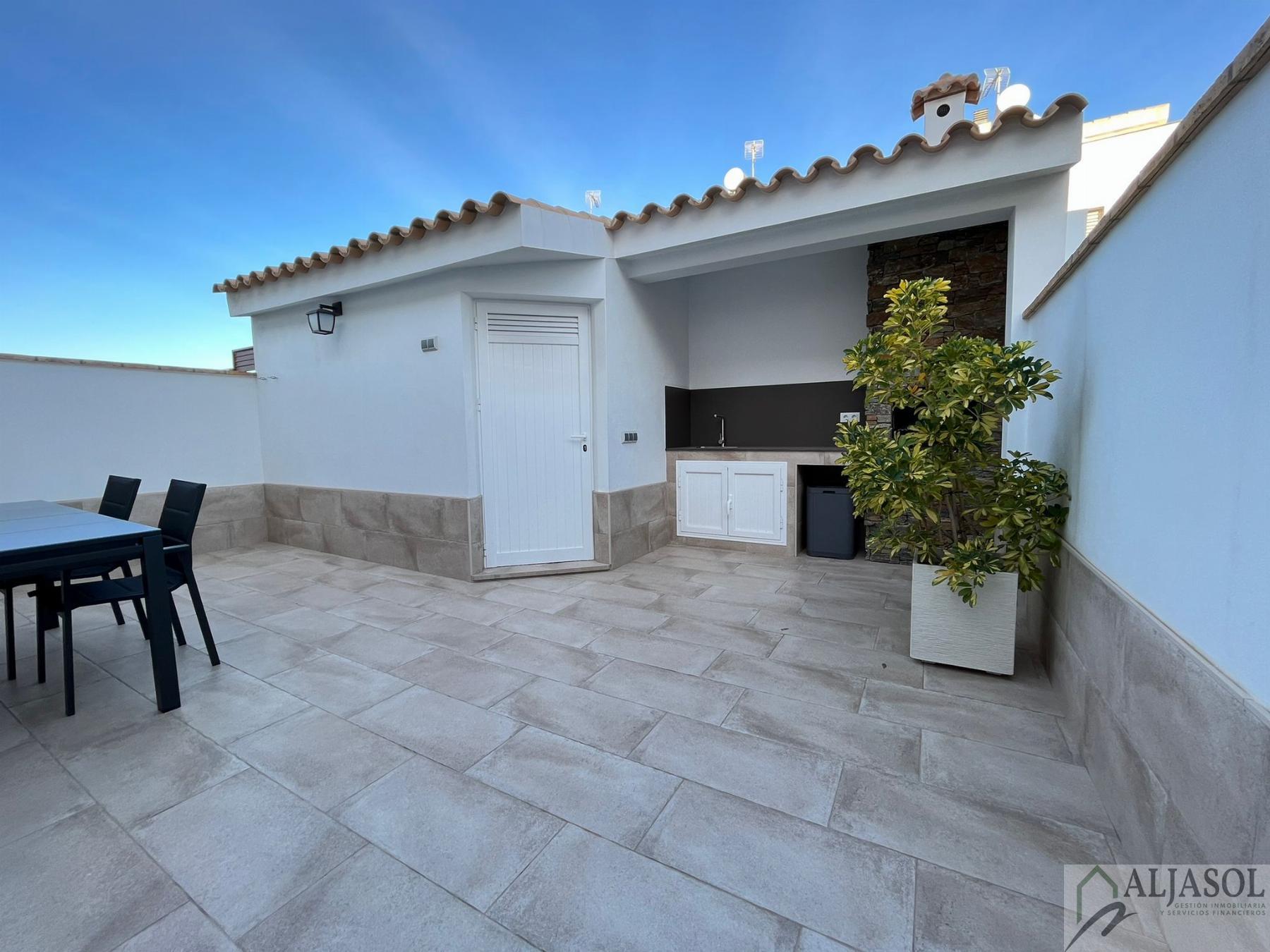 For sale of house in Villanueva del Ariscal