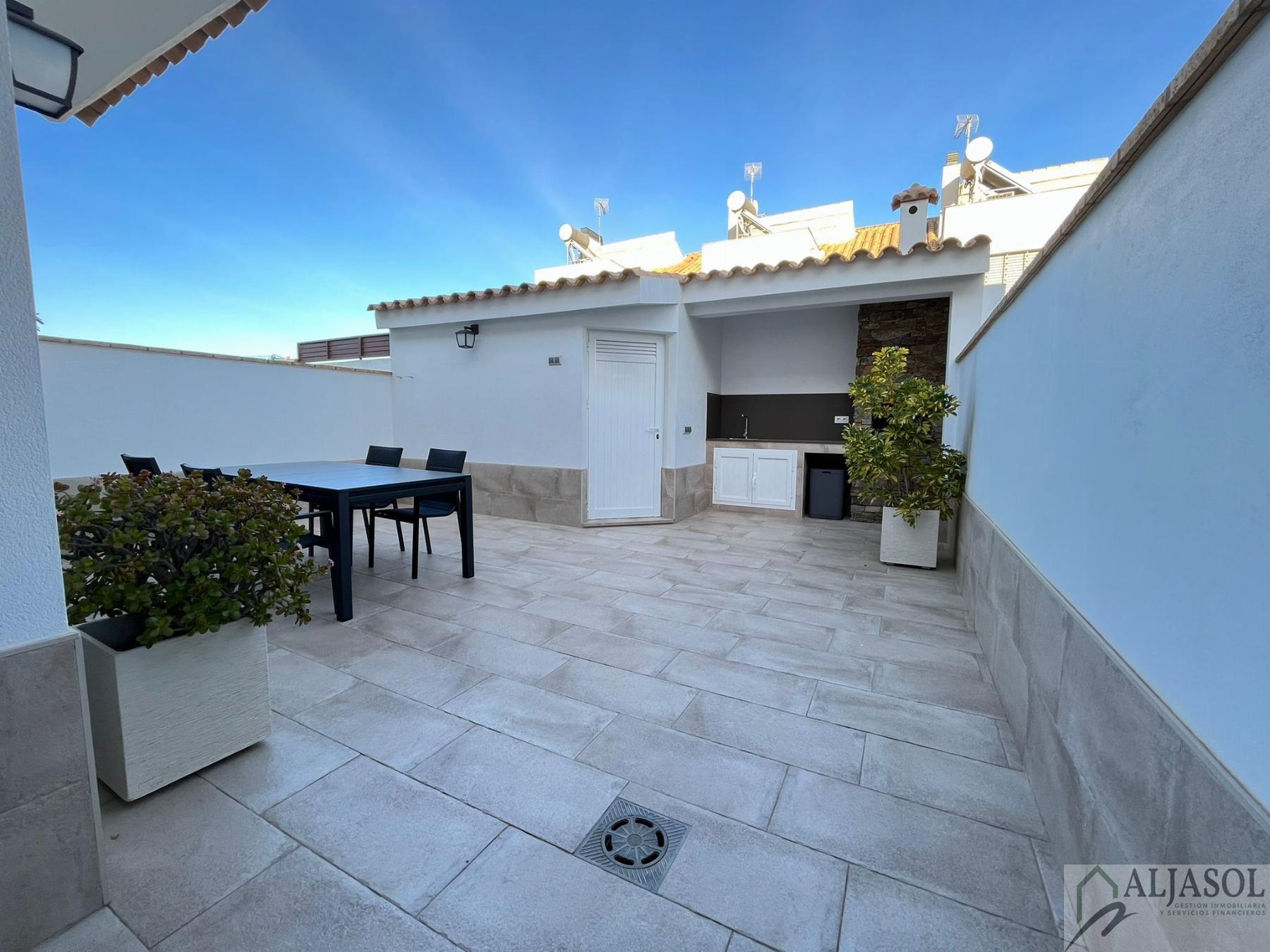 For sale of house in Villanueva del Ariscal