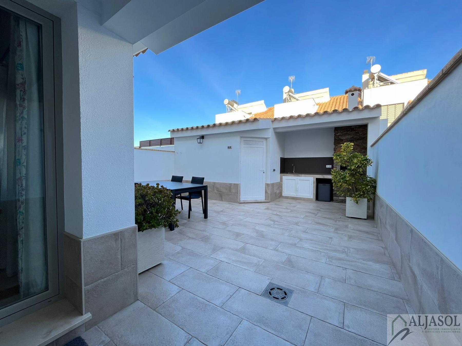 For sale of house in Villanueva del Ariscal
