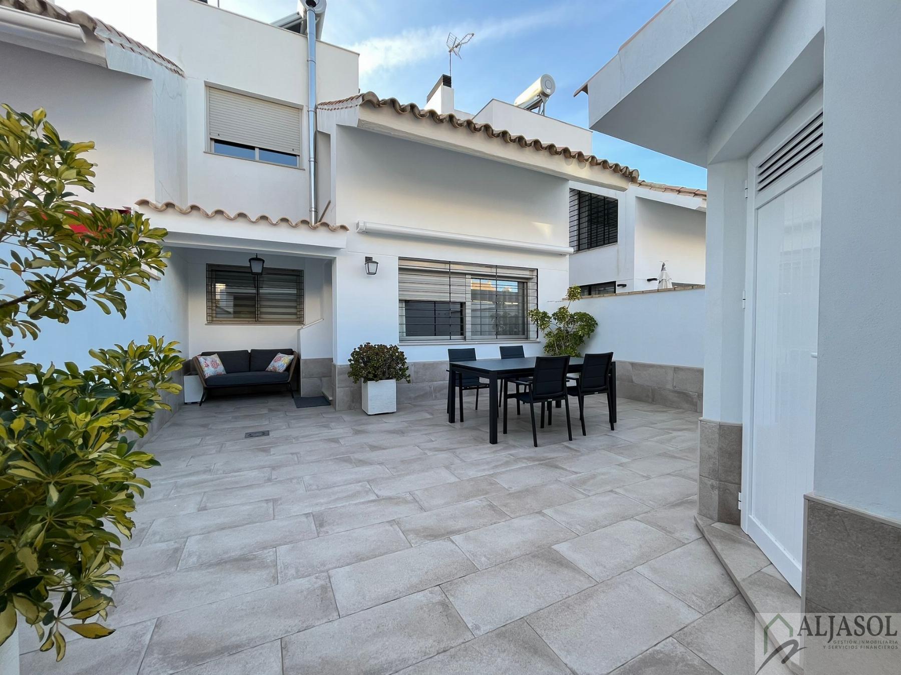 For sale of house in Villanueva del Ariscal