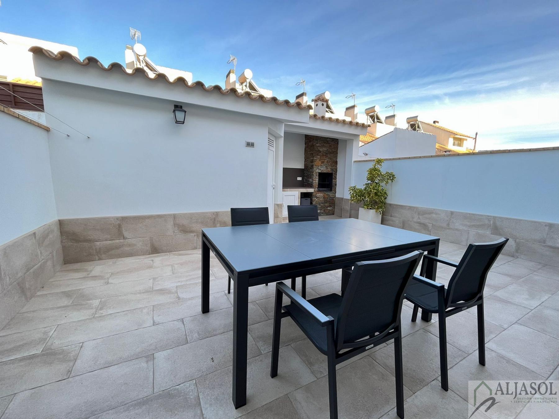 For sale of house in Villanueva del Ariscal
