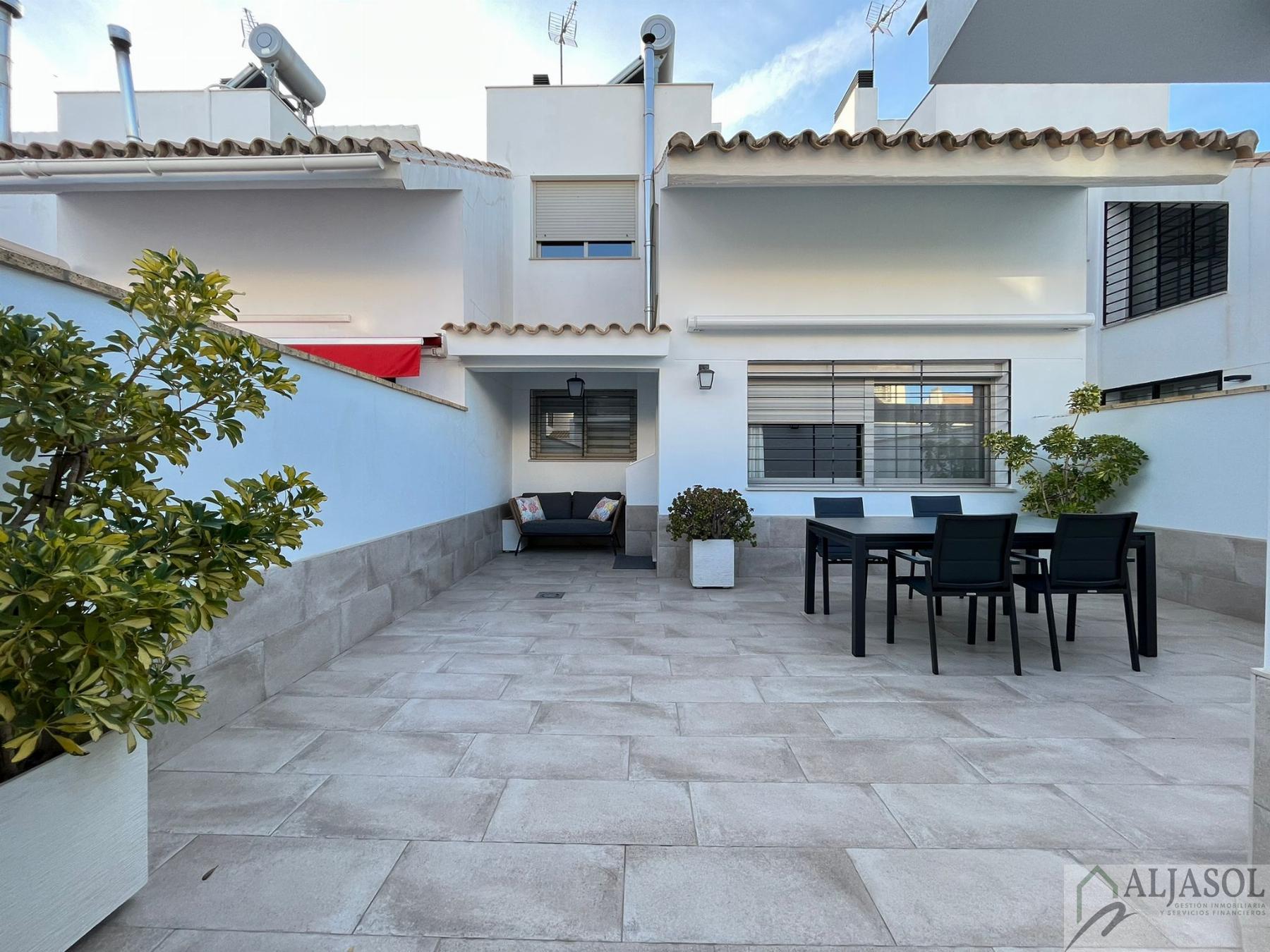 For sale of house in Villanueva del Ariscal