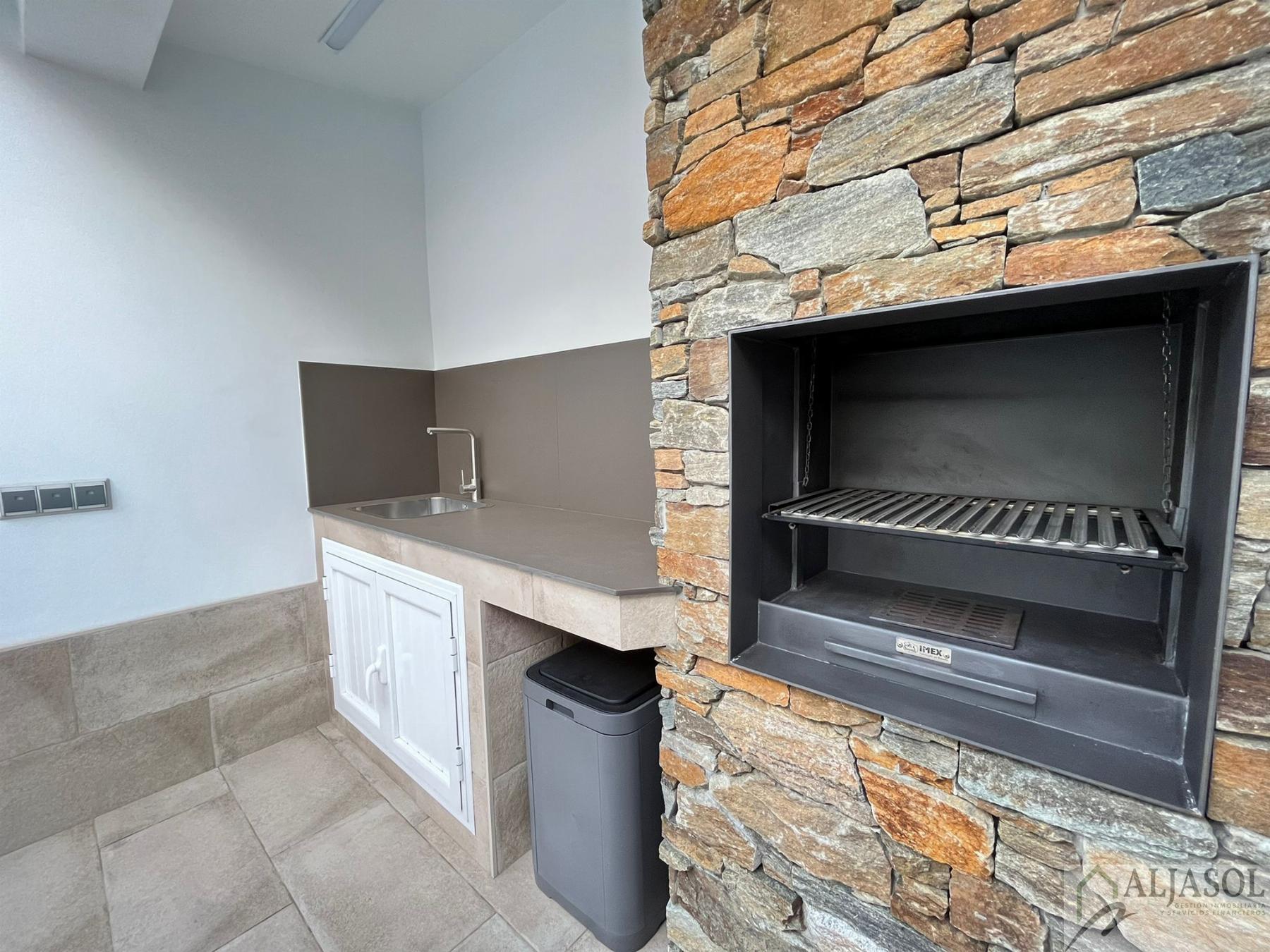 For sale of house in Villanueva del Ariscal