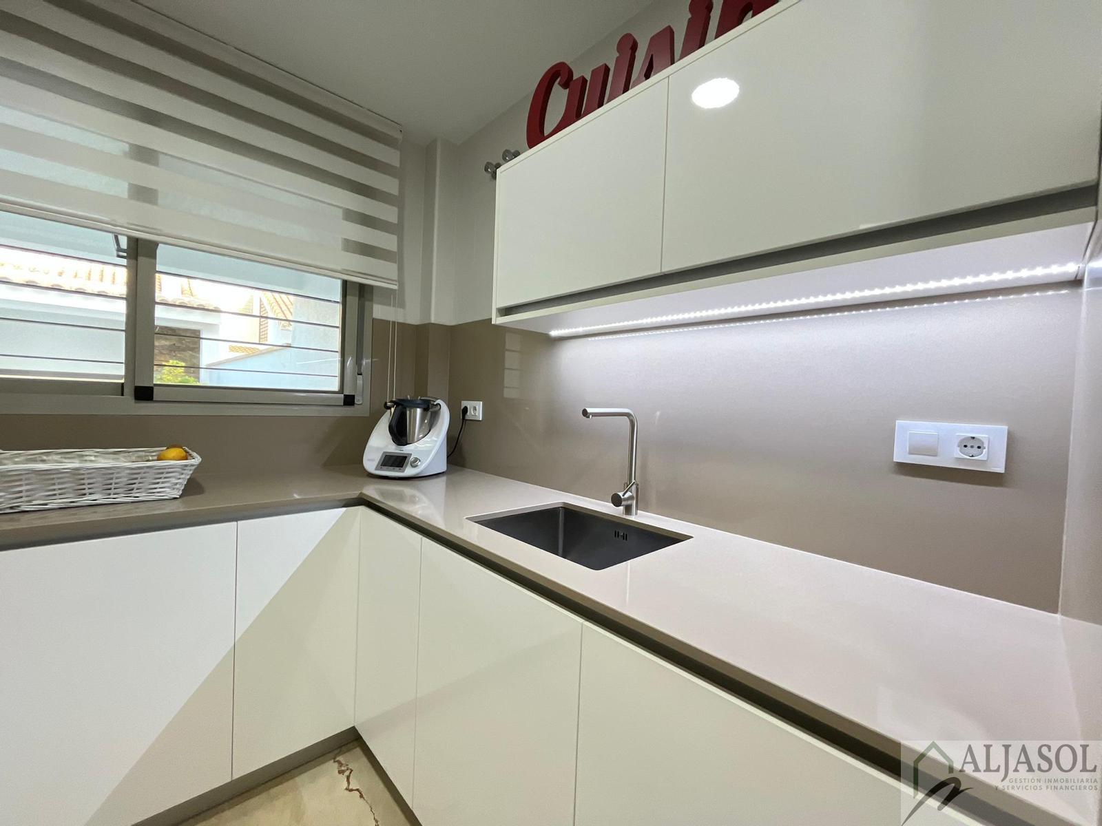 For sale of house in Villanueva del Ariscal