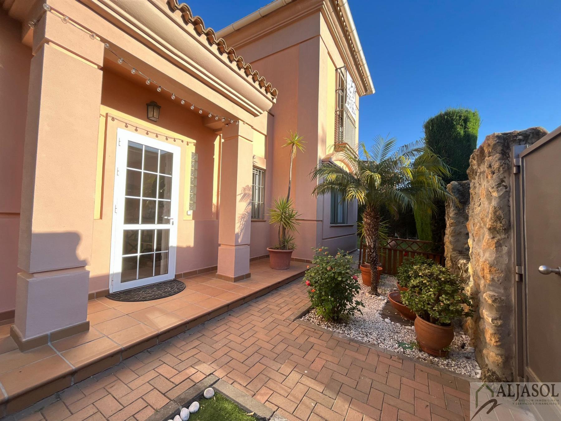 For sale of chalet in Tomares