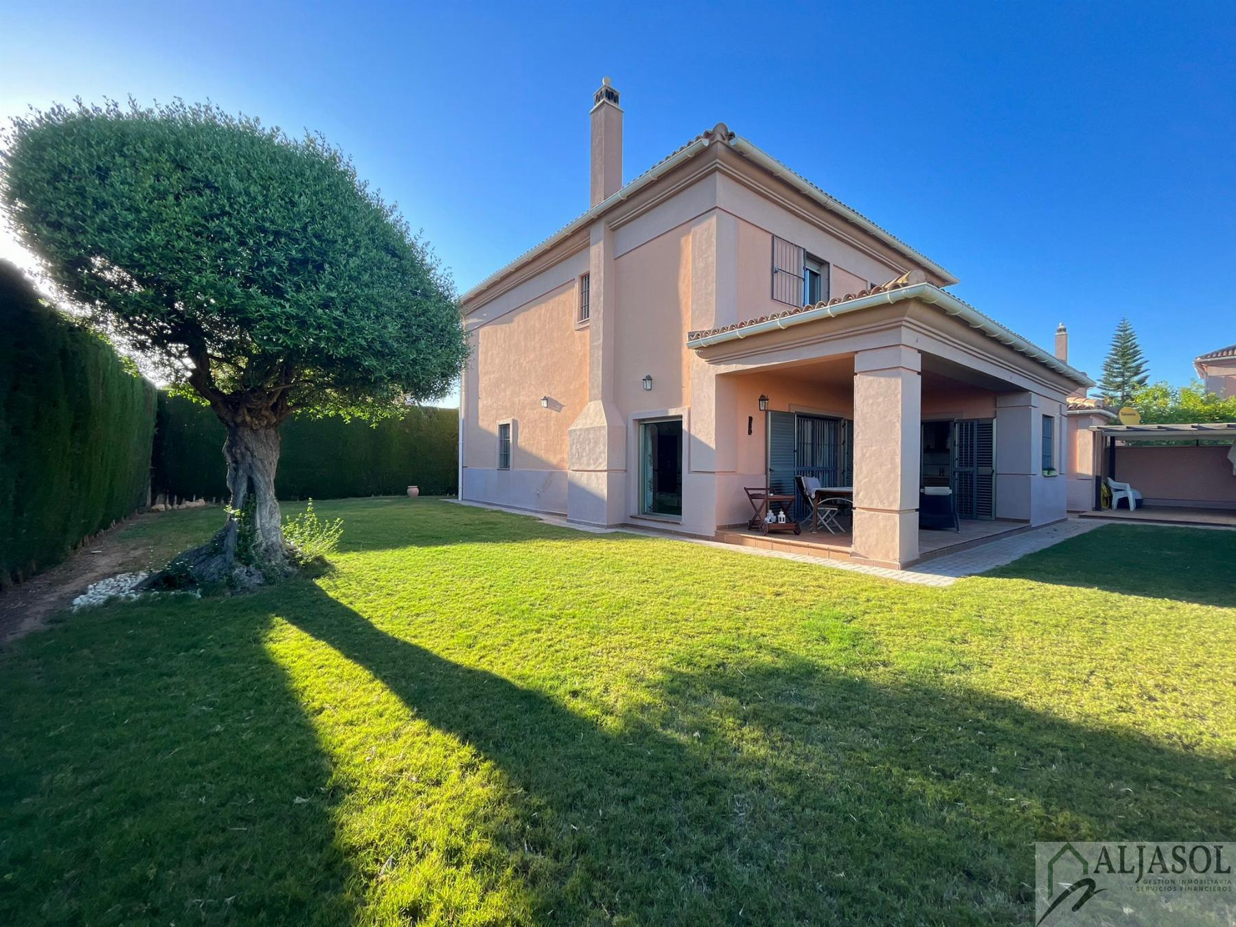 For sale of chalet in Tomares