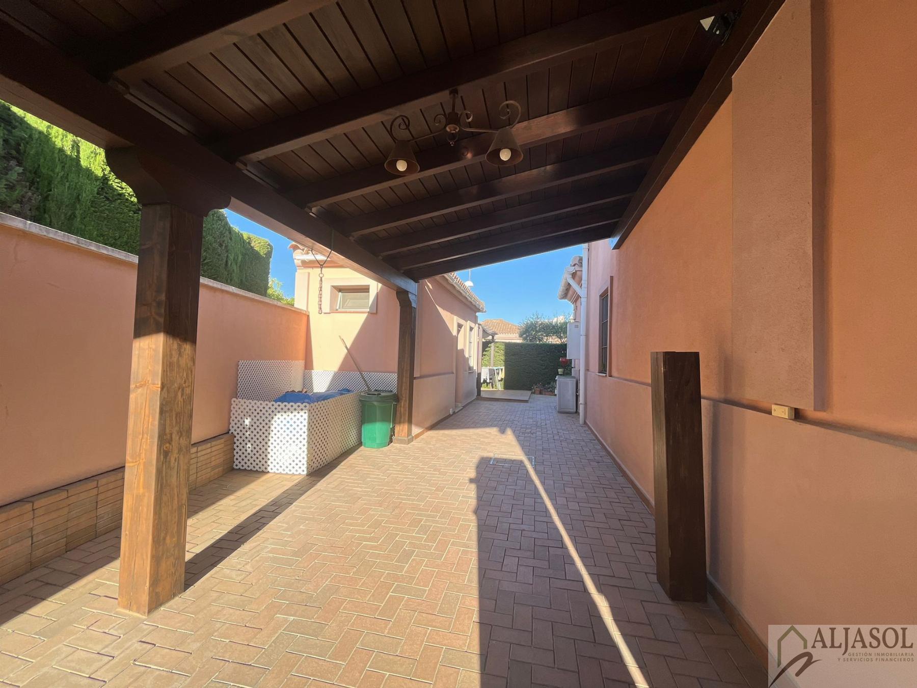 For sale of chalet in Tomares