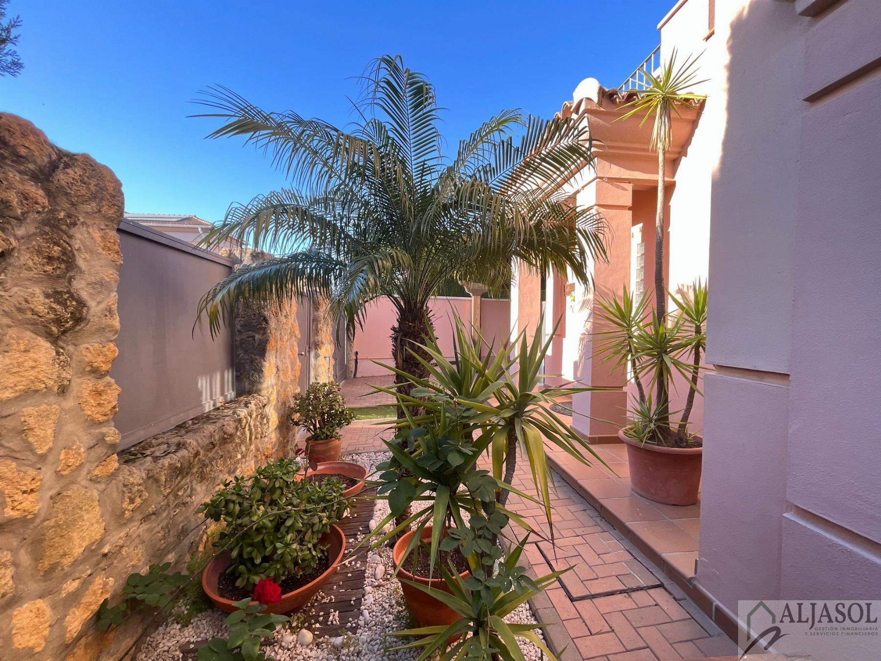 For sale of chalet in Tomares