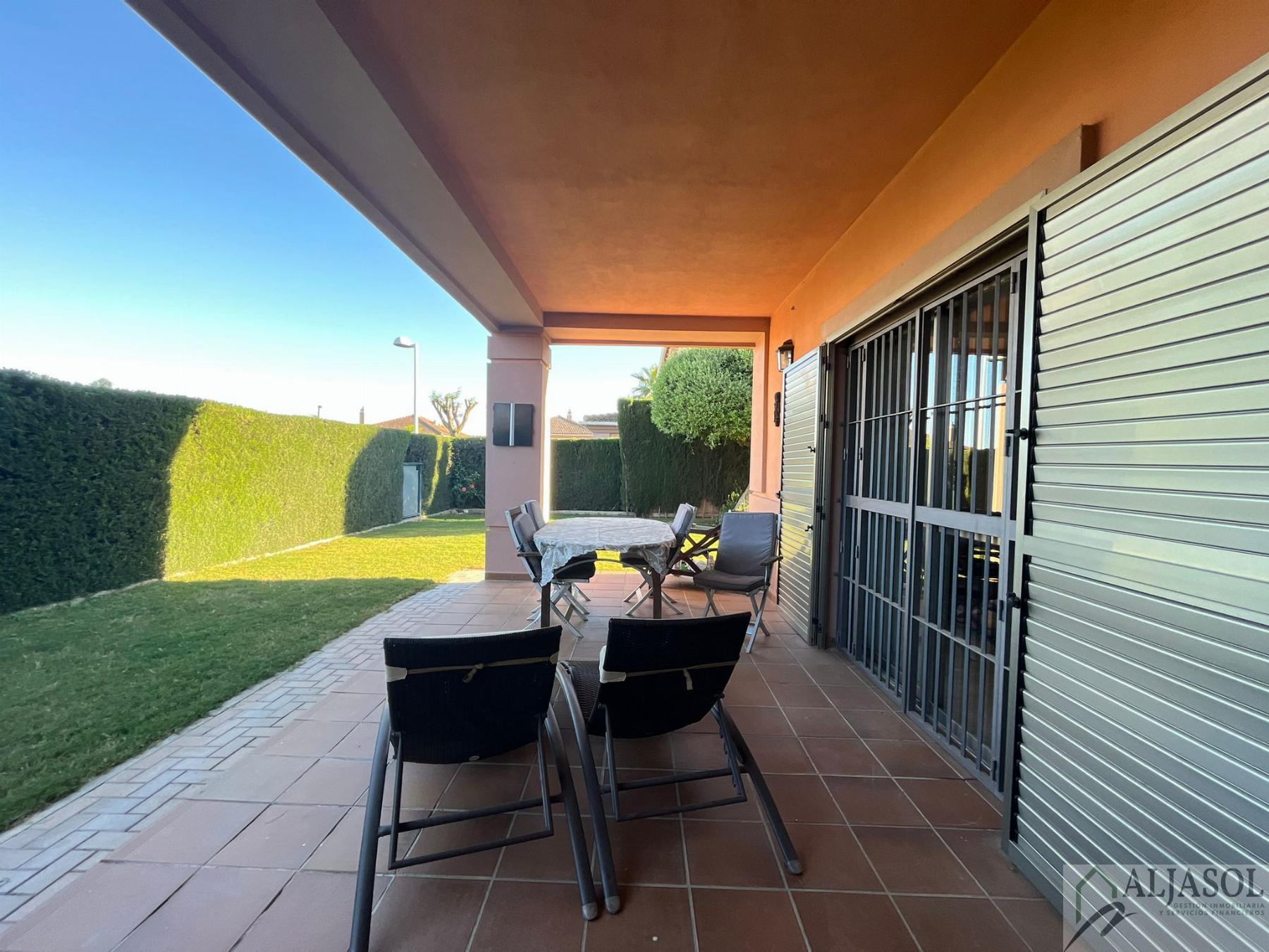 For sale of chalet in Tomares