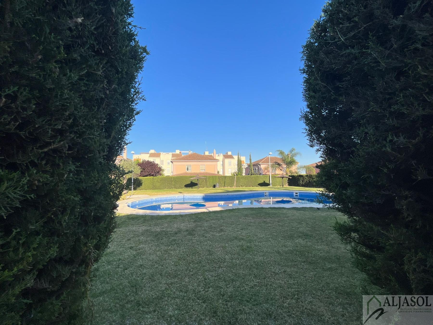 For sale of chalet in Tomares