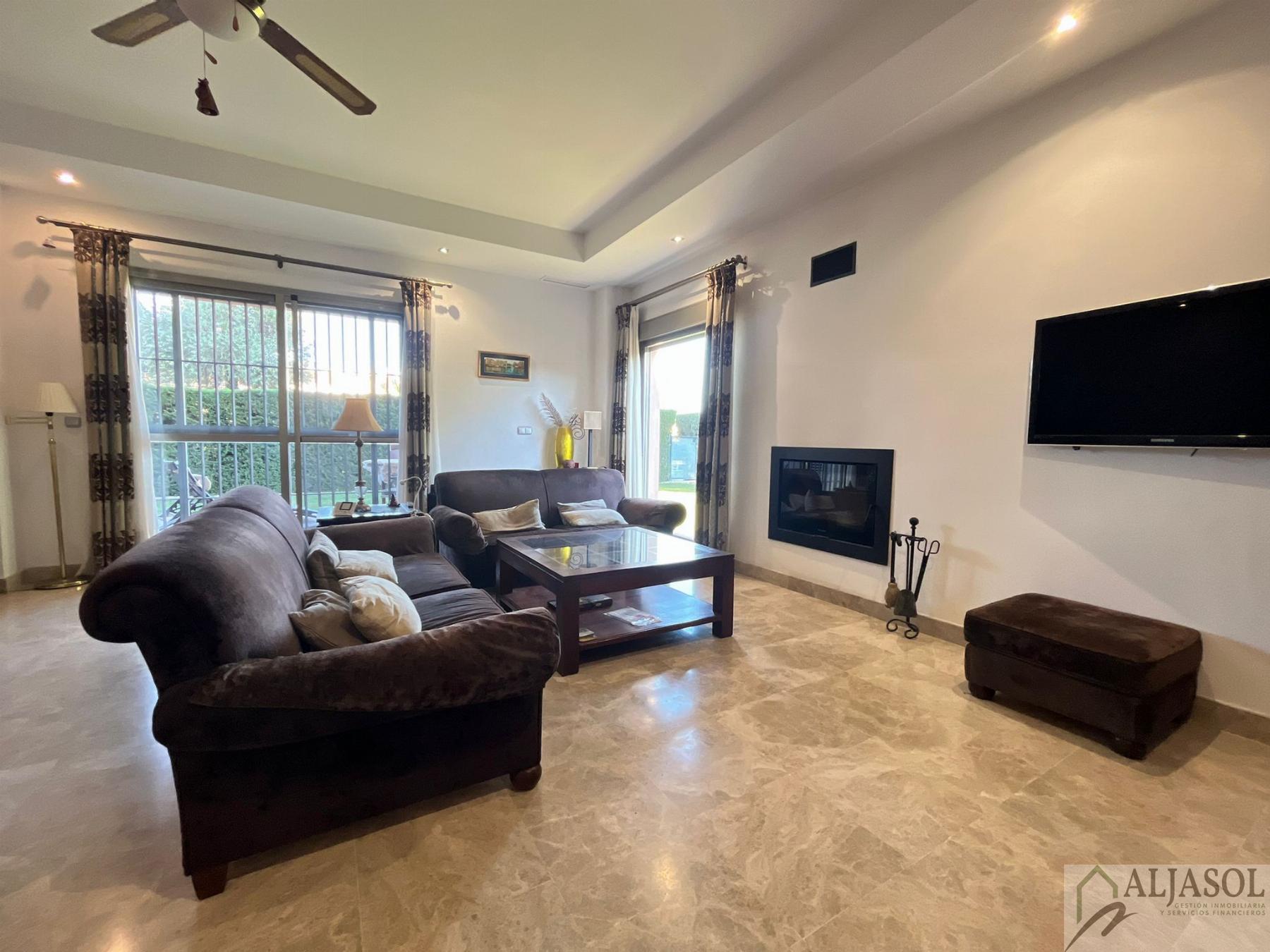 For sale of chalet in Tomares