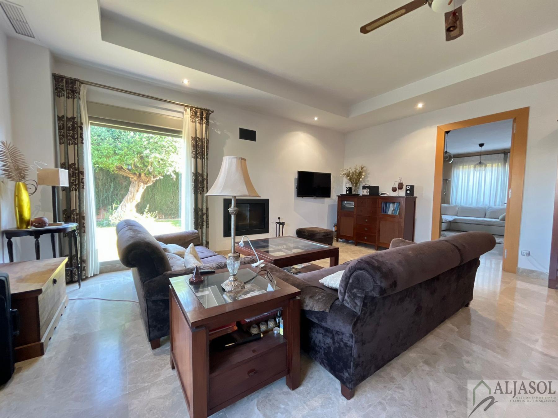For sale of chalet in Tomares