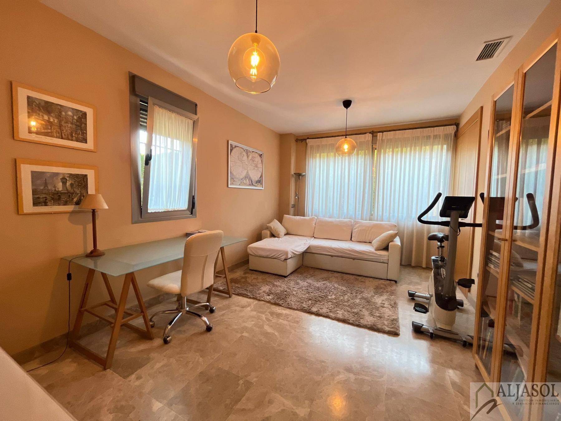For sale of chalet in Tomares