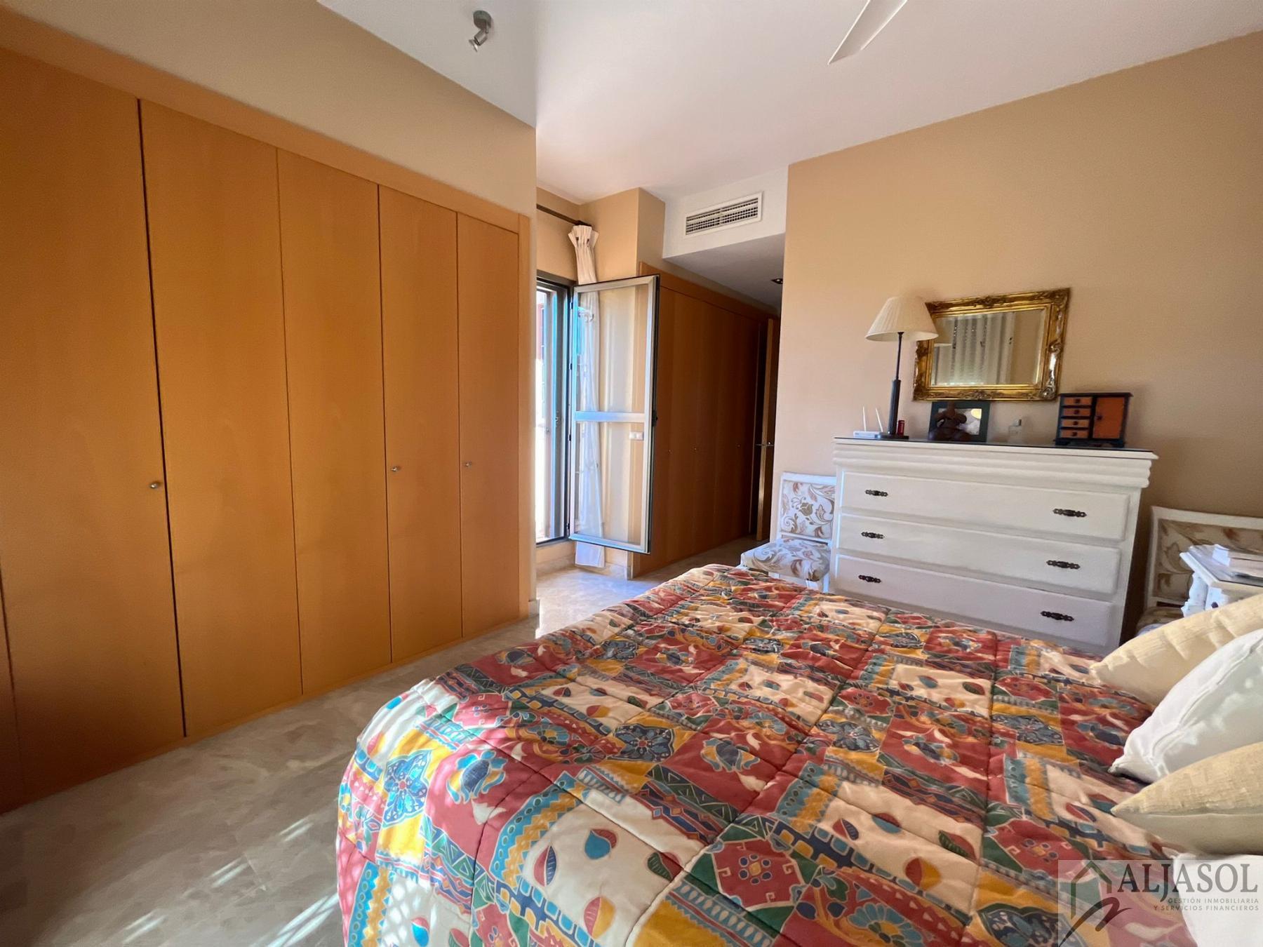For sale of chalet in Tomares