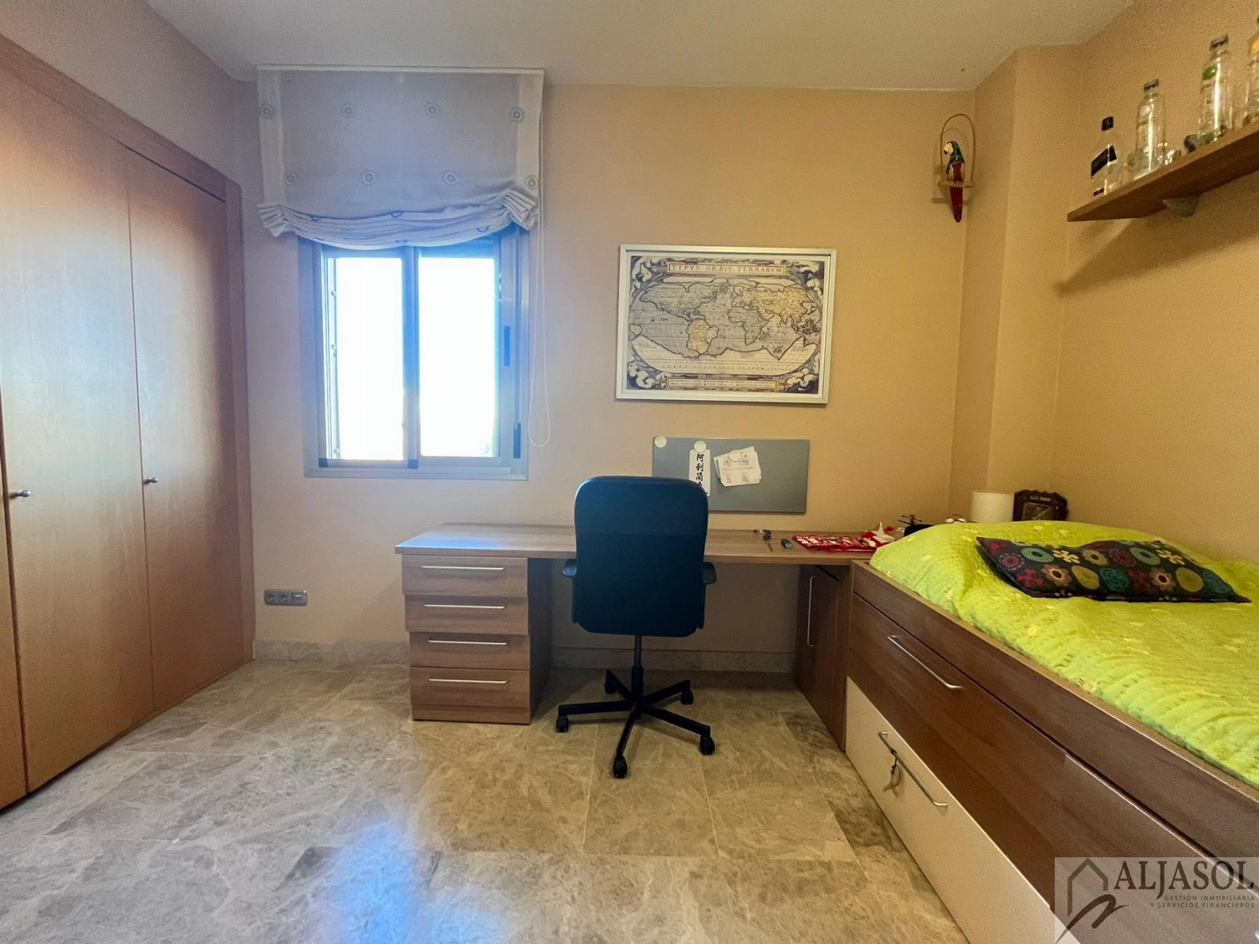 For sale of chalet in Tomares