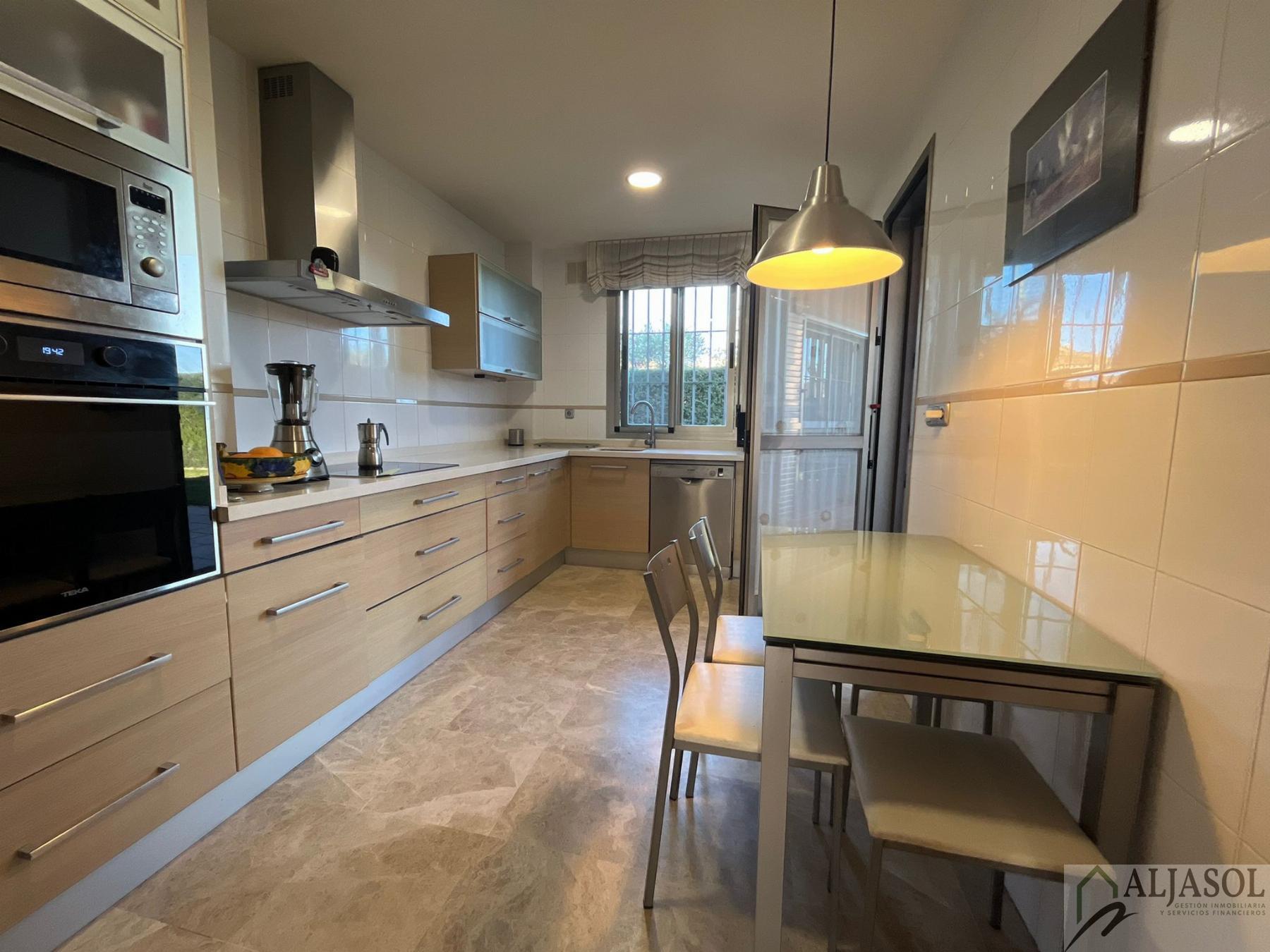 For sale of chalet in Tomares