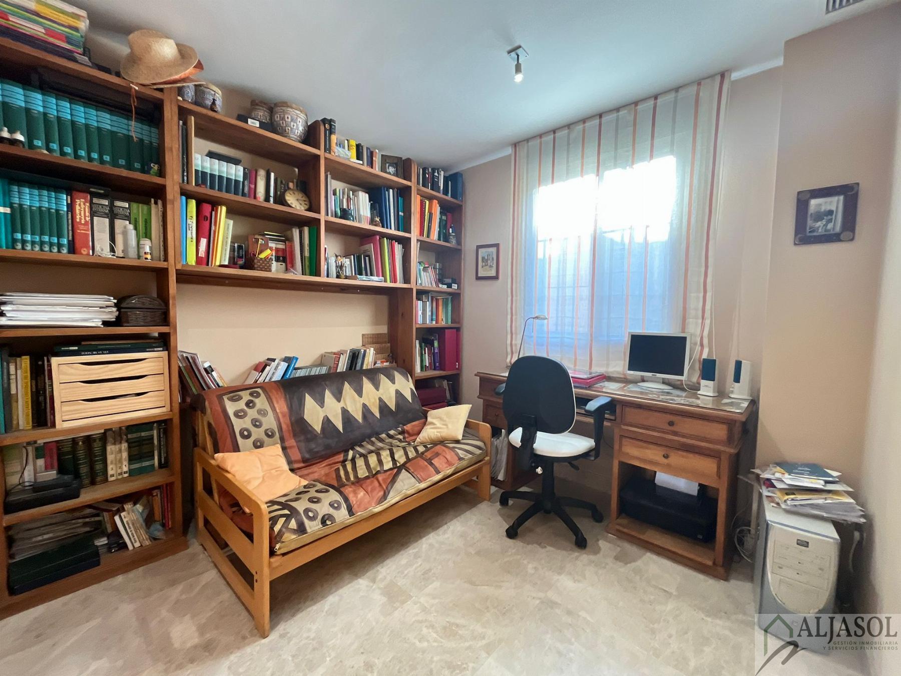 For sale of chalet in Tomares