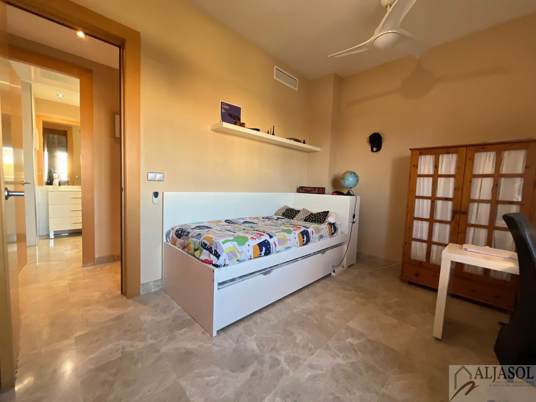 For sale of chalet in Tomares