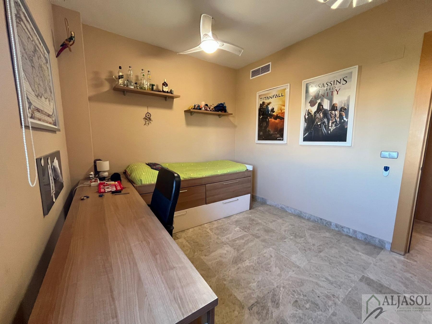For sale of chalet in Tomares