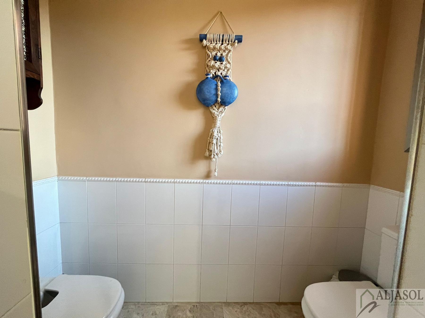 For sale of chalet in Tomares