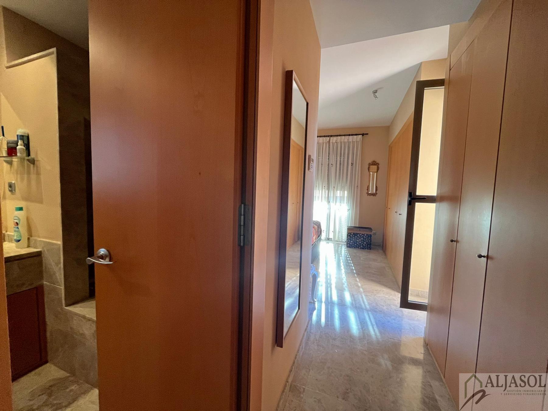 For sale of chalet in Tomares