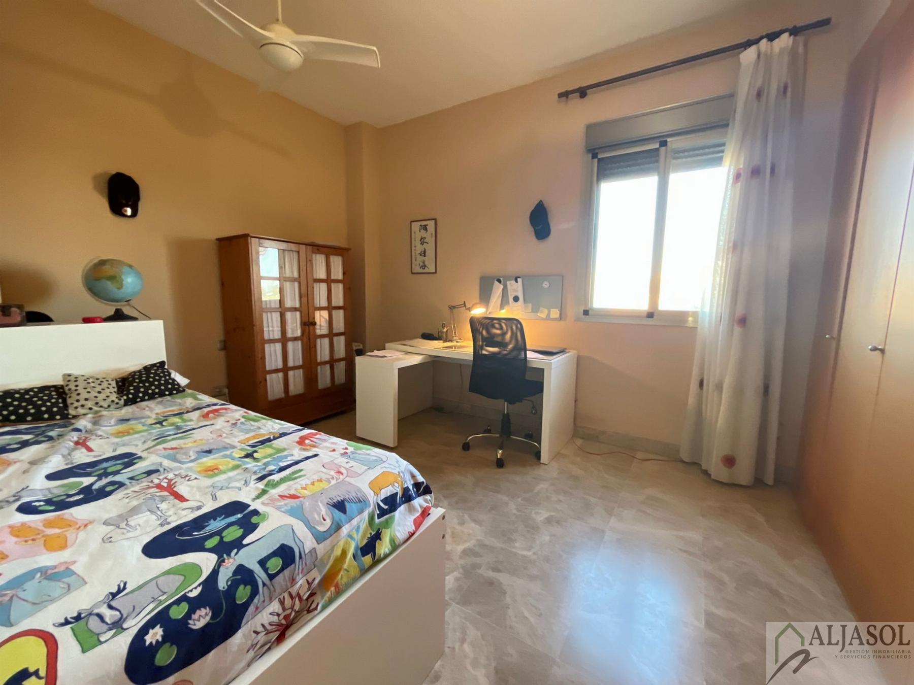 For sale of chalet in Tomares