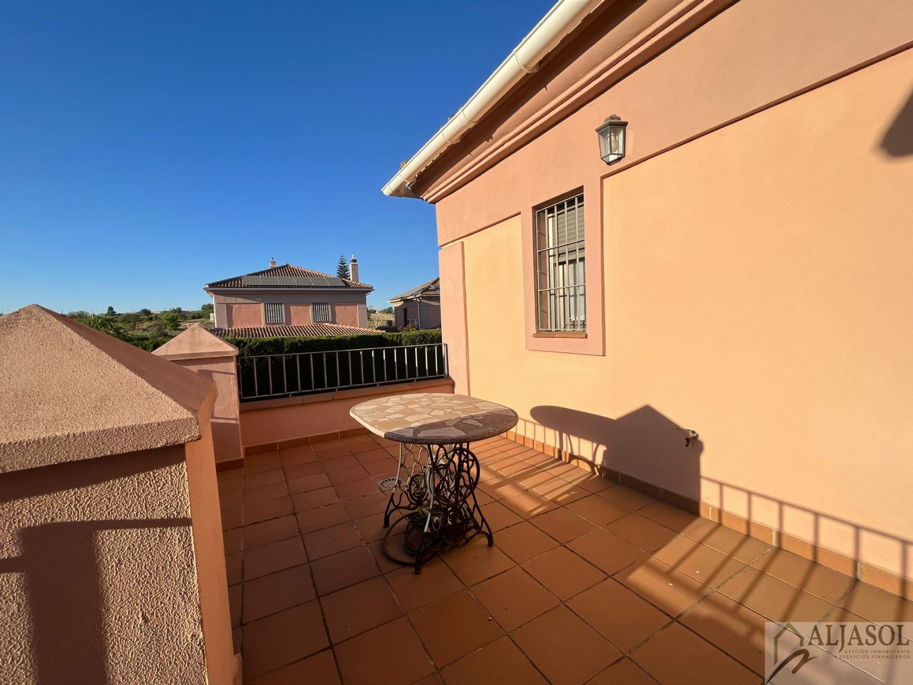 For sale of chalet in Tomares
