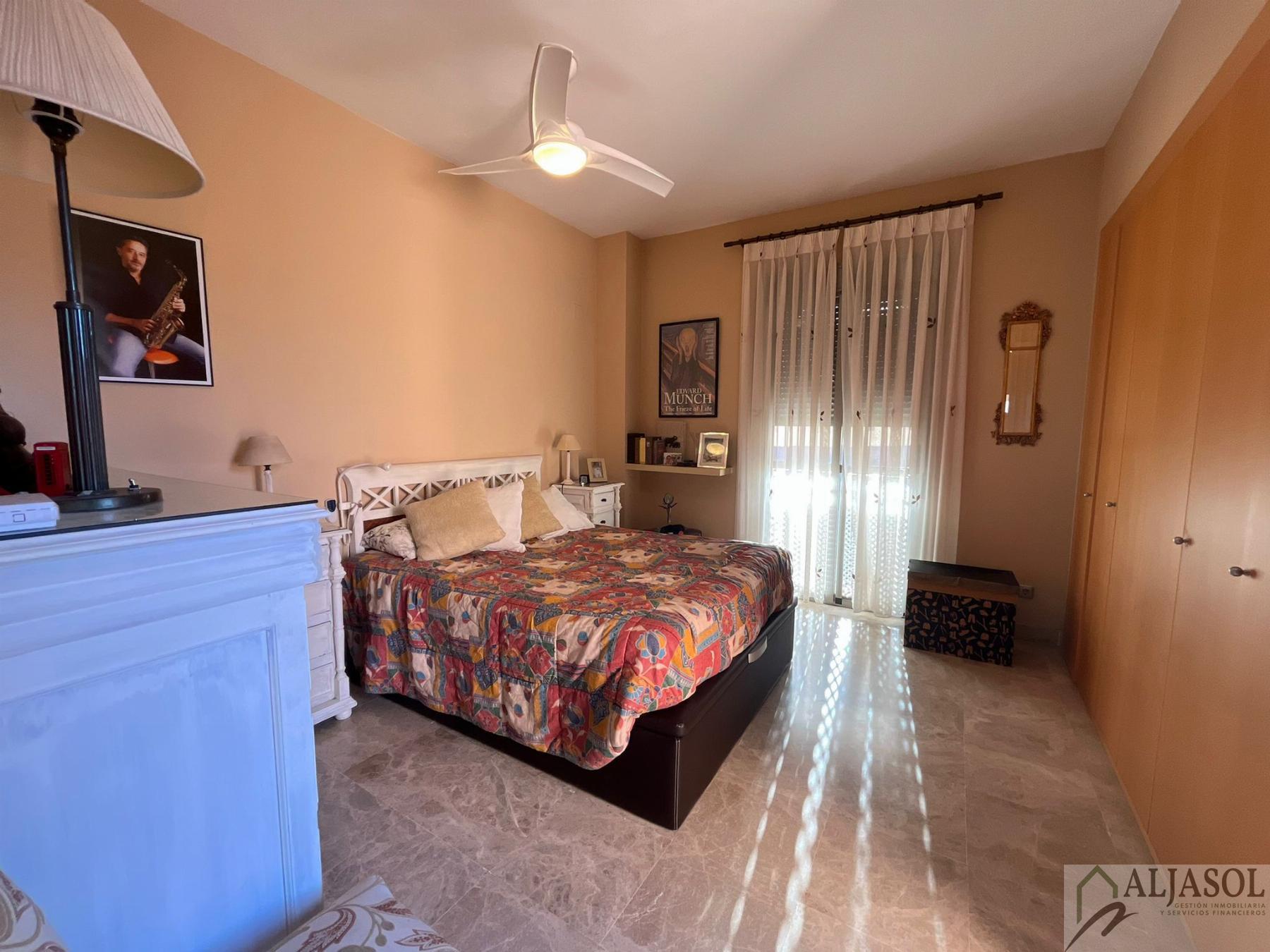 For sale of chalet in Tomares