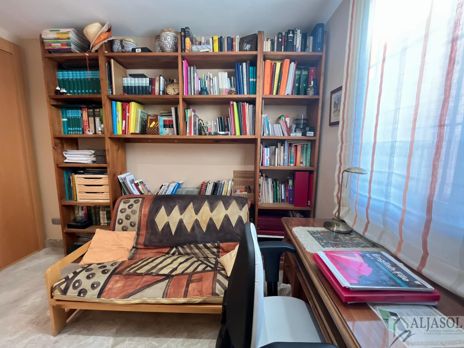 For sale of chalet in Tomares
