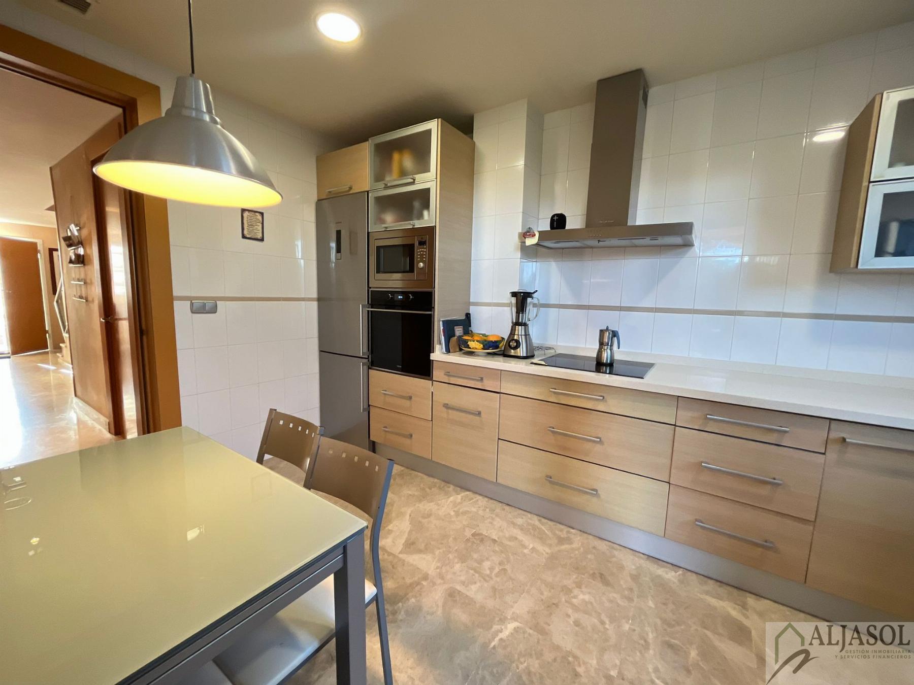 For sale of chalet in Tomares